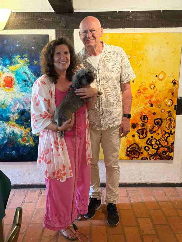 Der Maler mit seiner Frau Maike und GIOIA vor den Bildern "sun spots" und "deep space"