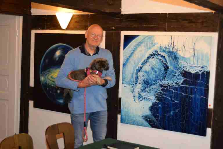 Herbert Wiedergut vor seinem Selbstportrait "Microcosmos", Foto von Harald Düsterhoff